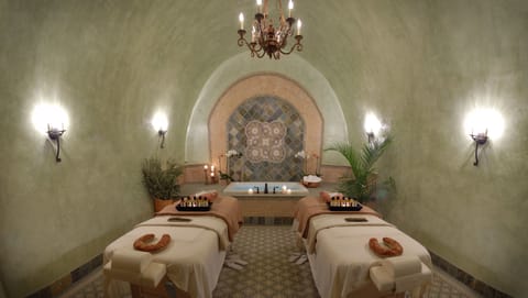Couples treatment rooms, hot tub, body treatments, aromatherapy