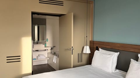 1 bedroom, premium bedding, in-room safe, desk