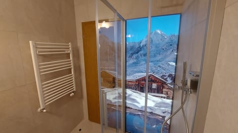 Premium Double Room, Non Smoking, Balcony | Bathroom | Shower, rainfall showerhead, free toiletries, hair dryer