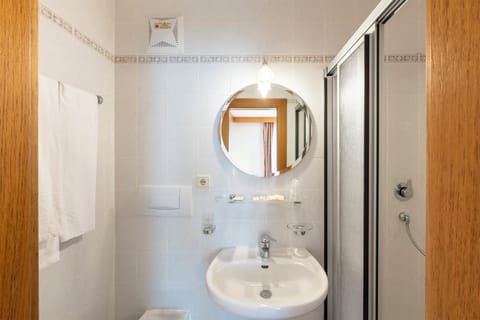 Basic Double Room | Bathroom | Shower, free toiletries, hair dryer, towels
