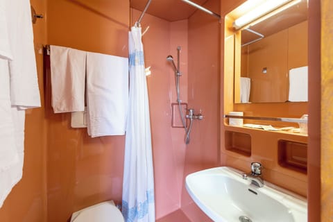 Basic Double Room | Bathroom | Shower, free toiletries, hair dryer, towels