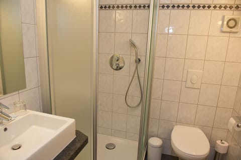 Comfort Single Room | Bathroom | Shower, rainfall showerhead, free toiletries, hair dryer