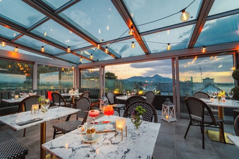 2 restaurants; breakfast, lunch, and dinner served