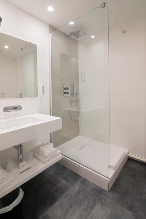 Grand Comfort Single Room | Bathroom | Free toiletries, hair dryer, towels