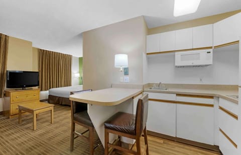 Deluxe Studio, 1 King Bed with Sofa bed, Non Smoking | Private kitchen | Fridge, microwave, stovetop