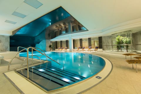 Indoor pool, sun loungers