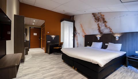 Luxury Double Room, Bathtub | In-room safe, desk, blackout drapes, iron/ironing board