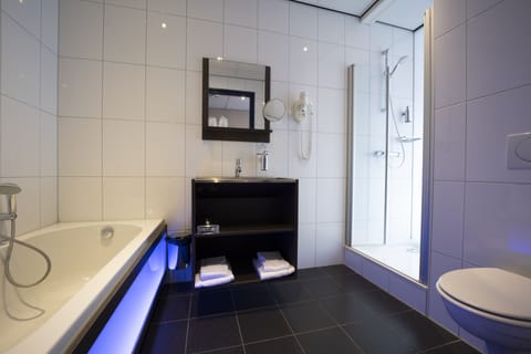 Luxury Double Room, Bathtub | Bathroom | Eco-friendly toiletries, hair dryer, towels, shampoo