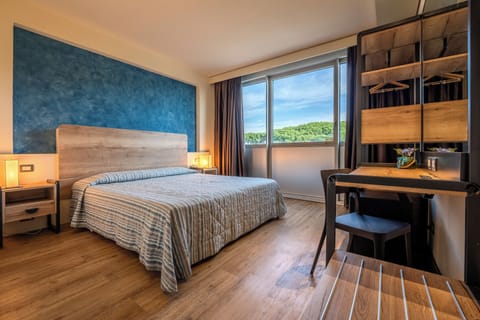 Standard Double Room | Minibar, in-room safe, desk, laptop workspace