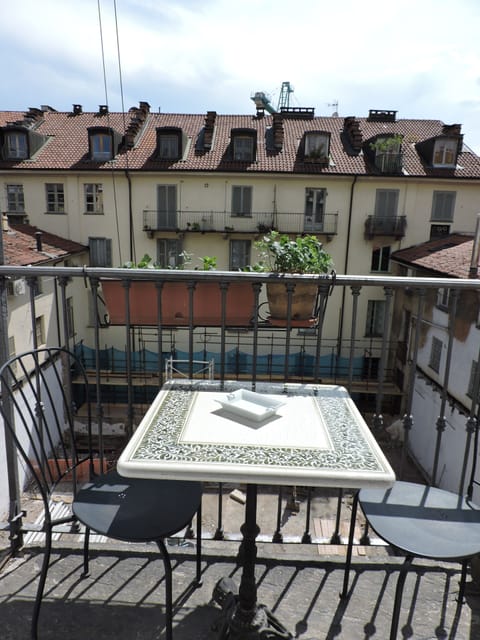 Double Room | 1 bedroom, down comforters, in-room safe, WiFi (free)
