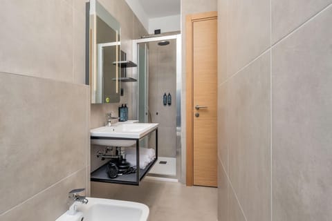 Standard Single Room | Bathroom | Hair dryer, bidet, towels