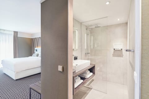 Executive Room, 1 King Bed | Bathroom | Rainfall showerhead, designer toiletries, hair dryer, towels