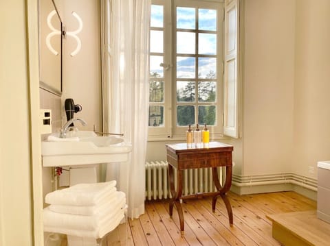 Luxury Suite (Garden suite) | Bathroom | Bathtub, free toiletries, hair dryer, bathrobes