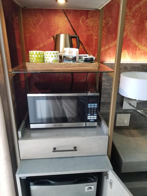 Premium Room, 1 King Bed | In-room safe, desk, blackout drapes, iron/ironing board