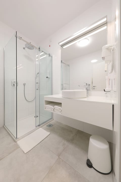 Comfort Double Room, Partial Sea View | Bathroom | Shower, free toiletries, hair dryer, towels