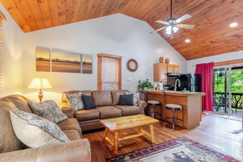 Luxury Cabin, 2 Bedrooms, Kitchen | Living area | TV