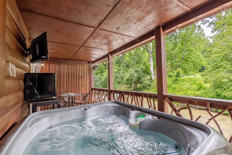 Luxury Cabin, 2 Bedrooms, Kitchen | Living area | TV