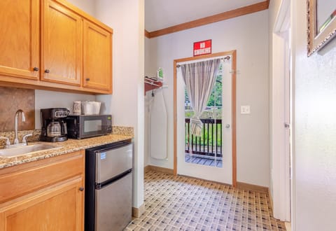 Villa, 1 King Bed, Kitchenette | Living area | TV