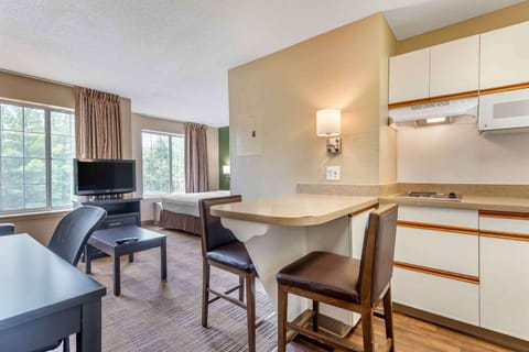 Deluxe Studio, 1 King Bed with Sofa bed, Non Smoking | Desk, blackout drapes, iron/ironing board, free cribs/infant beds