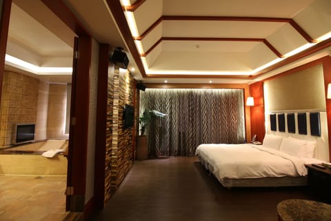 Superior Suite | Premium bedding, minibar, desk, blackout drapes