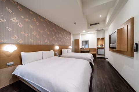Premium bedding, desk, blackout drapes, soundproofing