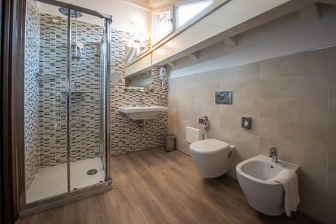 Junior Suite, Mountain View | Bathroom | Shower, rainfall showerhead, free toiletries, hair dryer