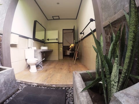 Deluxe Double or Twin Room, 1 Bedroom, Pool View, Poolside | Bathroom | Free toiletries, towels