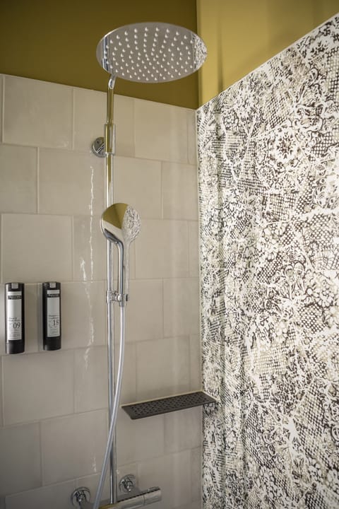 Shower, eco-friendly toiletries, towels