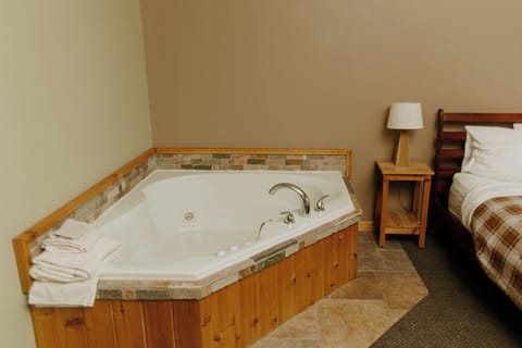 King with Jacuzzi | Free WiFi, bed sheets