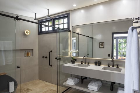 Presidential Suite | Bathroom | Combined shower/tub, jetted tub, free toiletries, hair dryer
