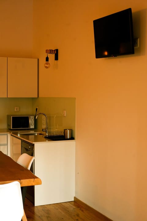 Superior Apartment | Desk, laptop workspace, free WiFi, bed sheets