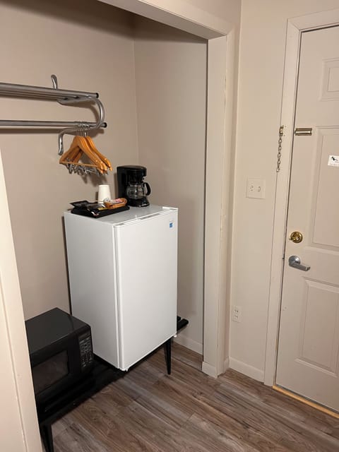 Double room with Bunk Beds | Laptop workspace, iron/ironing board, free WiFi, bed sheets