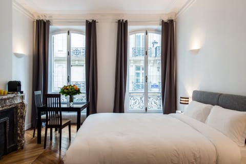 Junior Suite | Premium bedding, minibar, in-room safe, iron/ironing board