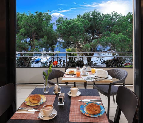 Free buffet breakfast