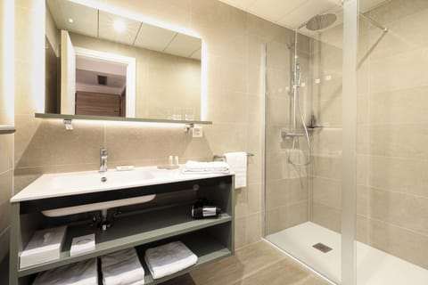 Panoramic Double Room, Balcony, Lake View | Bathroom | Free toiletries, hair dryer, towels