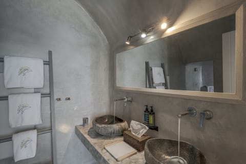 Honeymoon Studio Suite, Jetted Tub | Bathroom | Shower, designer toiletries, hair dryer, slippers