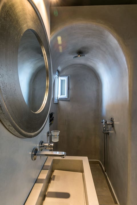 Standard Double Room, Partial Sea View (Shared Terrace) | Bathroom | Shower, designer toiletries, hair dryer, slippers