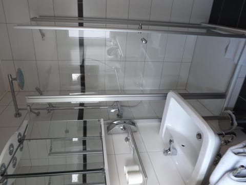 Shower, free toiletries, towels