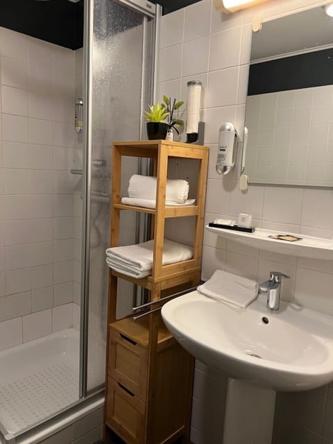 Twin Room | Bathroom | Shower, free toiletries, hair dryer, slippers