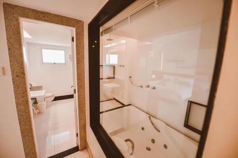 Premium Suite | Bathroom | Free toiletries, hair dryer, towels, soap