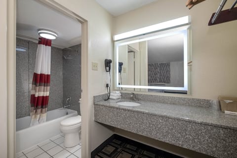 Combined shower/tub, free toiletries, hair dryer, towels