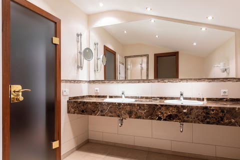 Deluxe Double Room | Bathroom | Hair dryer, towels, soap, toilet paper