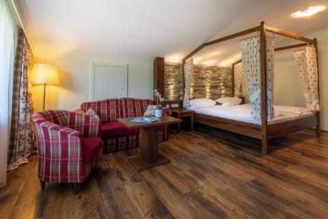 Double room with four-poster bed | Blackout drapes, free WiFi, bed sheets