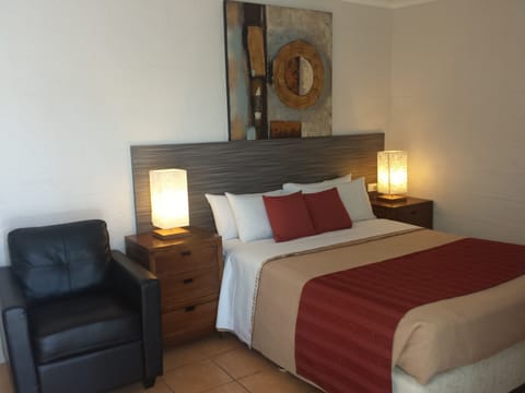 Deluxe Single Room, 1 Queen Bed | Desk, soundproofing, iron/ironing board, WiFi (free)