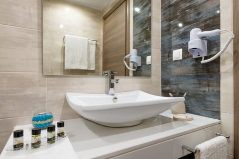 Shower, rainfall showerhead, free toiletries, hair dryer