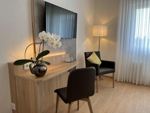 Basic Double Room | Living area | 40-inch flat-screen TV with cable channels, TV