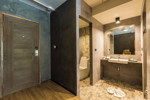 Deluxe Double room | Bathroom | Shower, free toiletries, towels