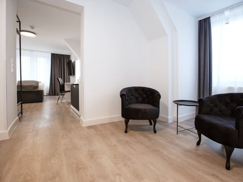 DORMERO Deluxe Room | Hypo-allergenic bedding, free minibar, in-room safe, desk