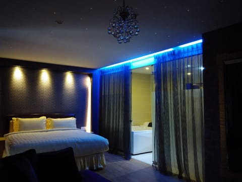 Executive Deluxe Room | Desk, iron/ironing board, free WiFi