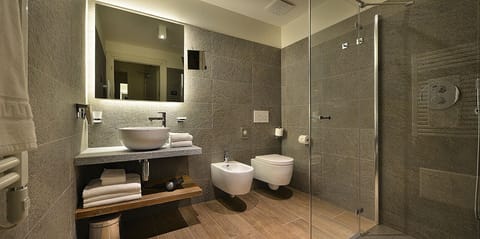 Superior Double Room | Bathroom | Shower, free toiletries, hair dryer, bathrobes